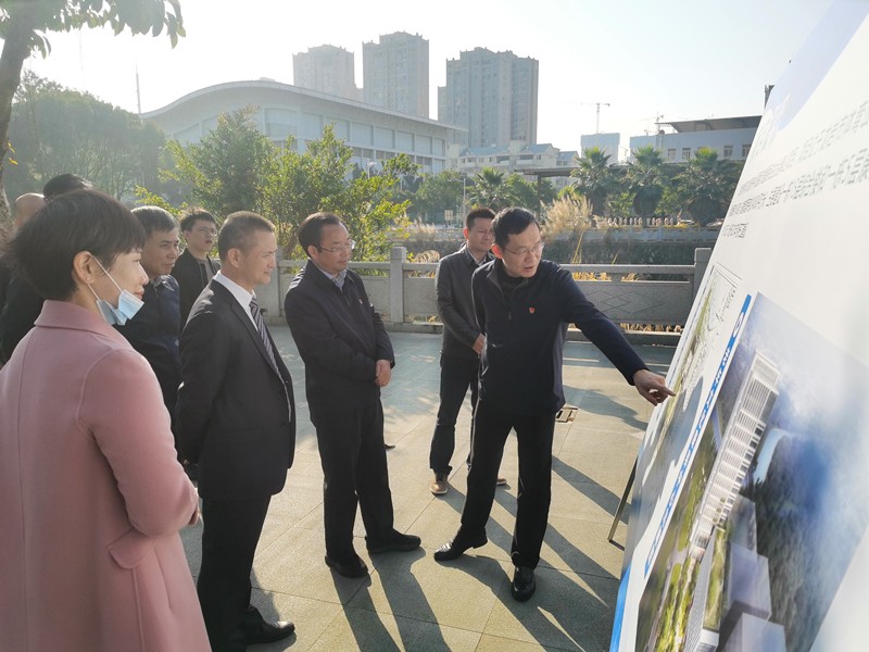 365电子游戏集团总经理向市领导介绍项目有关情况_副本.jpg